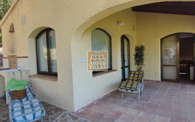 Bonito chalet mediterráneo con casa de invitados y vistas panorámicas.